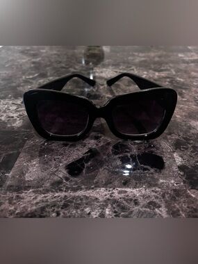Women's Black Square Sunglasses - Sleek Everyday Look
